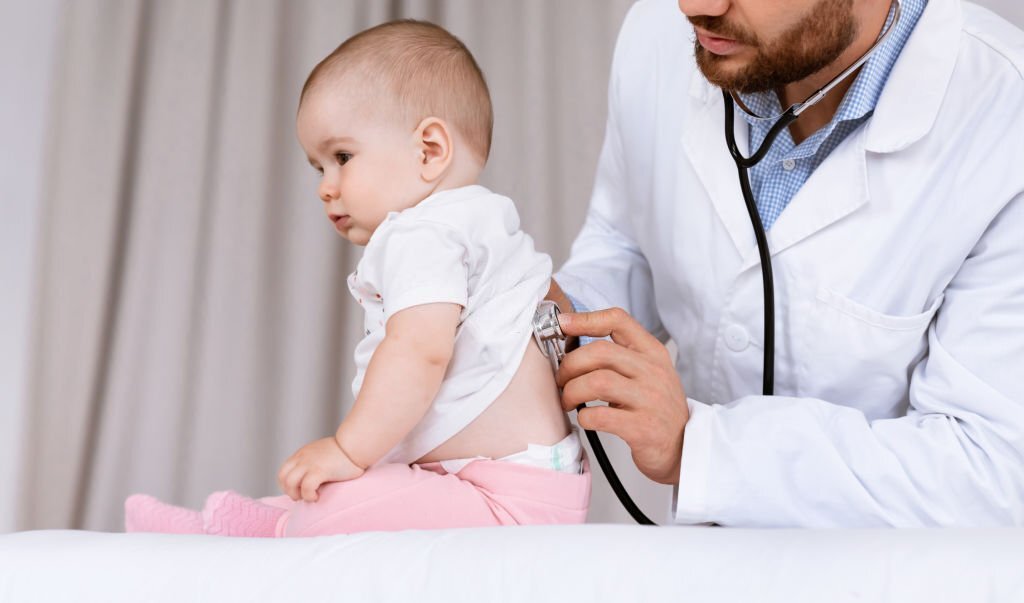 Triệu chứng viêm phổi ở trẻ em có liên quan đến sốt không?
